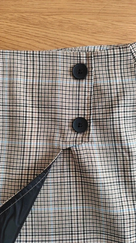 Women's checkered mini skirt with decorative front slit Size 42 - U Collection – photo 2
